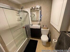 1203 Beacon St in Brookline, MA - Foto de edificio - Building Photo