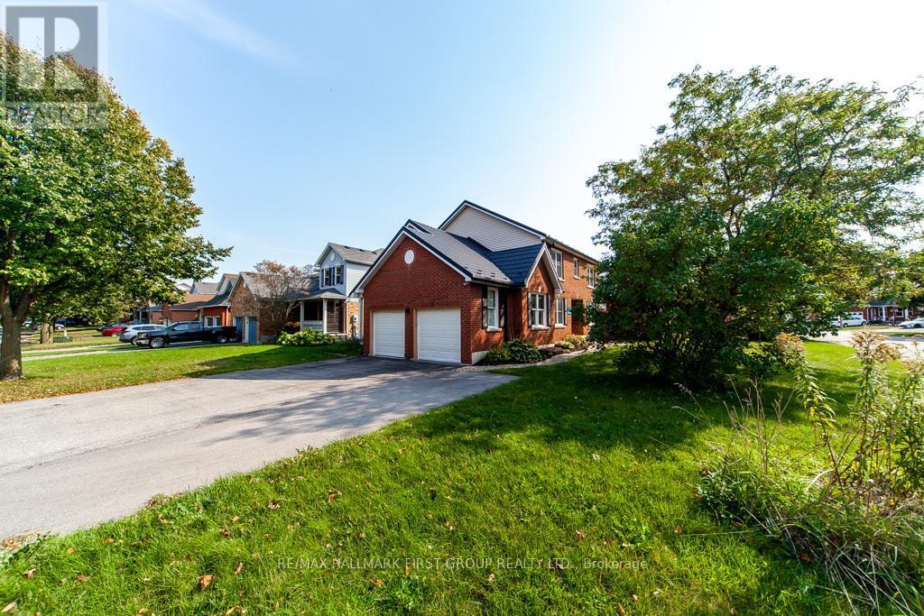 56 Newport Ave in Courtice, ON - Building Photo