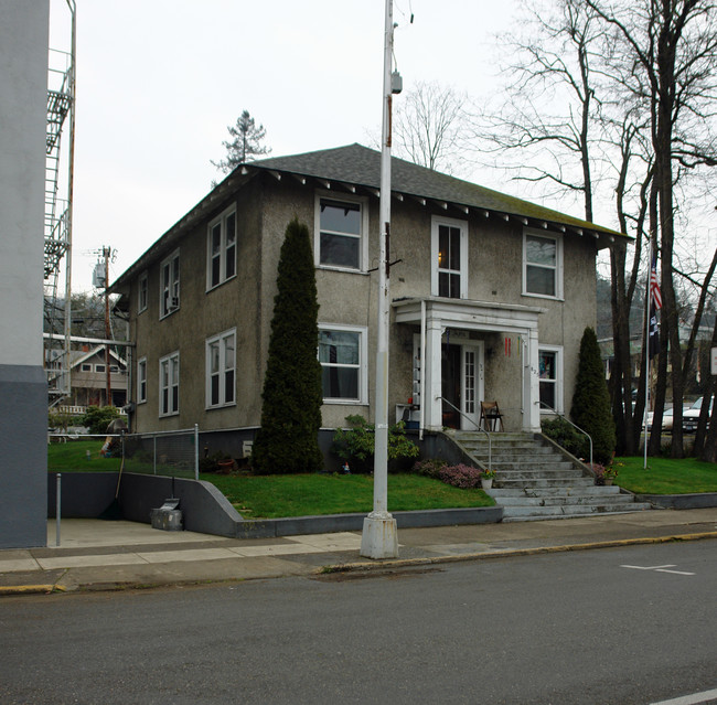 Howell Apartments in Roseburg, OR - Building Photo - Building Photo