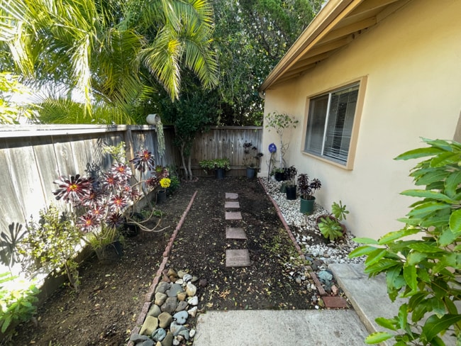 7369 Elmhurst Pl in Goleta, CA - Foto de edificio - Building Photo