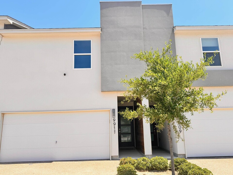 9911 Kaspar Dr in Laredo, TX - Foto de edificio