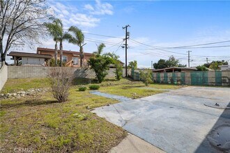 12052 Bromont Ave in San Fernando, CA - Foto de edificio - Building Photo