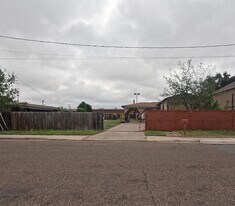 4305 McClelland Ave in Laredo, TX - Building Photo