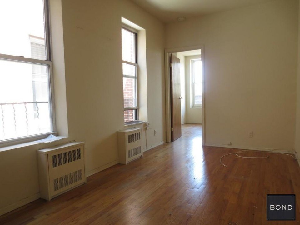 24 King St in New York, NY - Building Photo