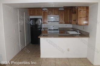 9213 Redwood Blvd-Unit -UNIT 4 in California City, CA - Building Photo - Building Photo