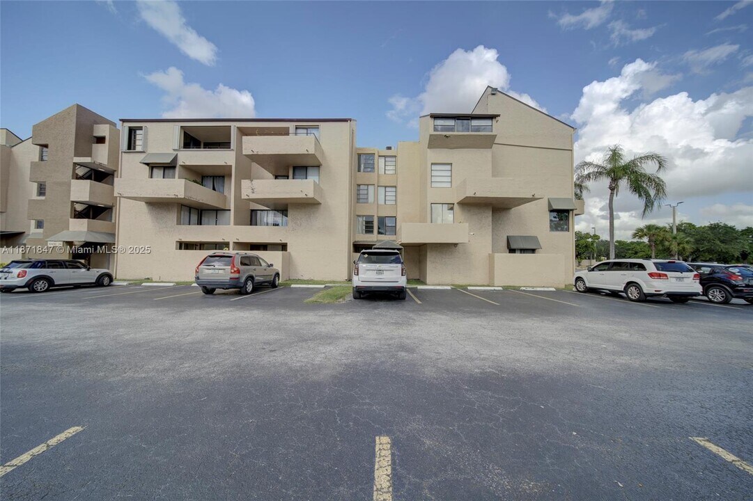 10400 SW 108th Ave in Miami, FL - Building Photo