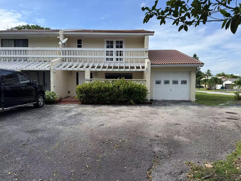 11601 NW 28th St in Coral Springs, FL - Building Photo