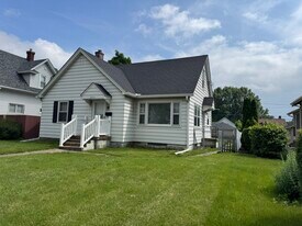 2711 E Locust St in Davenport, IA - Building Photo