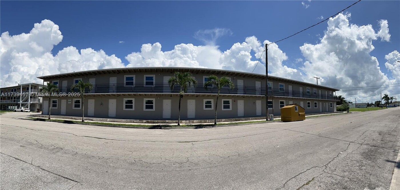 354 Rardin Ave in Pahokee, FL - Building Photo