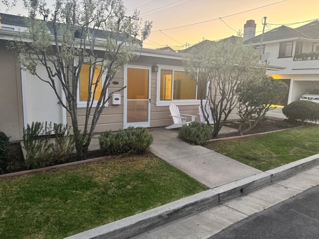 621 Larkspur Ave in Newport Beach, CA - Building Photo - Building Photo
