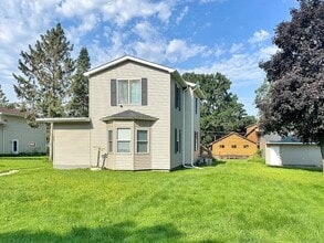 465 3rd Ave, Unit Lower in Newport, MN - Foto de edificio - Building Photo