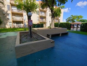 4715 NW 7th St, Unit 410 in Miami, FL - Foto de edificio - Building Photo