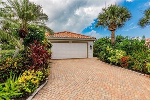 5060 Ventura Ct in Naples, FL - Building Photo
