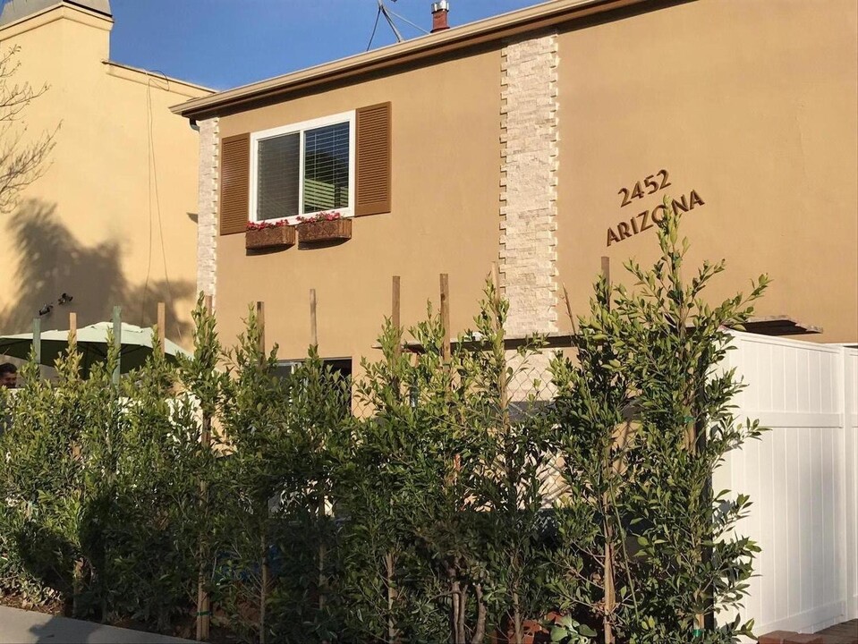 2452 Arizona Ave in Santa Monica, CA - Building Photo