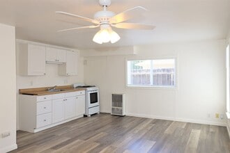 812a Cleveland St in Redwood City, CA - Building Photo - Building Photo