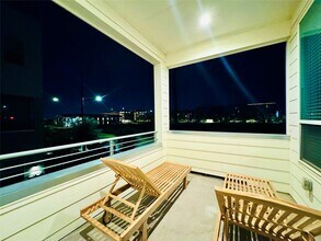 2717 Clinton Dr in Houston, TX - Building Photo - Building Photo