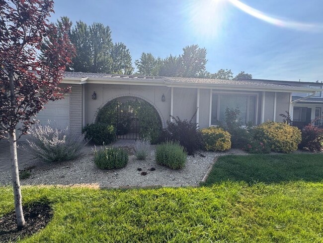 4860 Lakeside Dr in Reno, NV - Building Photo - Building Photo