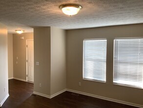 557 Whispering Pines Pl in Trenton, OH - Foto de edificio - Building Photo