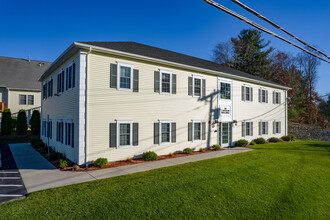 Rock Cliff Farm in North Smithfield, RI - Foto de edificio - Building Photo