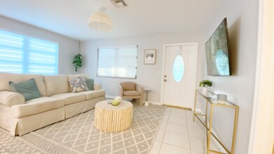 2039 Monroe Ave in Naples, FL - Foto de edificio - Building Photo