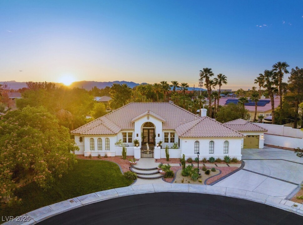 8211 Windsor Crest Ct in Las Vegas, NV - Building Photo