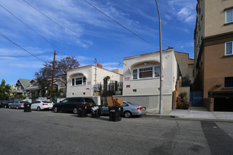 2945 Francis Ave in Los Angeles, CA - Building Photo - Building Photo