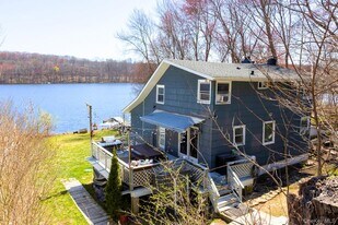 451 E Main St in Jefferson Valley, NY - Building Photo