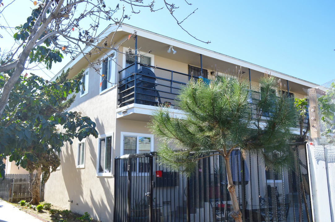 1465 Henderson Ave in Long Beach, CA - Building Photo