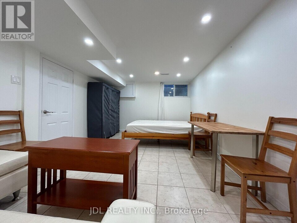 10 Apache Trail in Toronto, ON - Building Photo