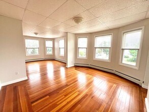59 Orchard St in Chicopee, MA - Foto de edificio - Building Photo