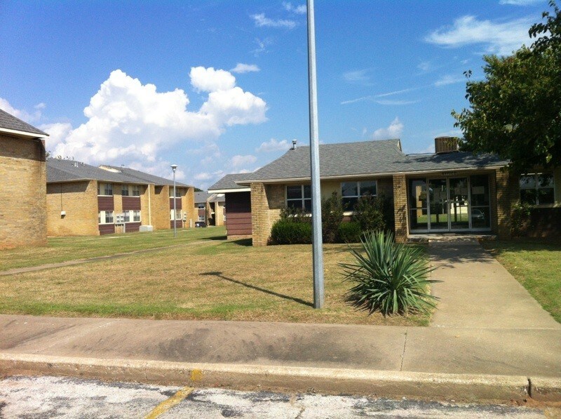 1100 S Byrd St in Tishomingo, OK - Building Photo