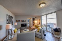 Floor to ceiling windows to enjoy the lovely city views - Overlook at Mile High Apartamentos in Denver, Colorado