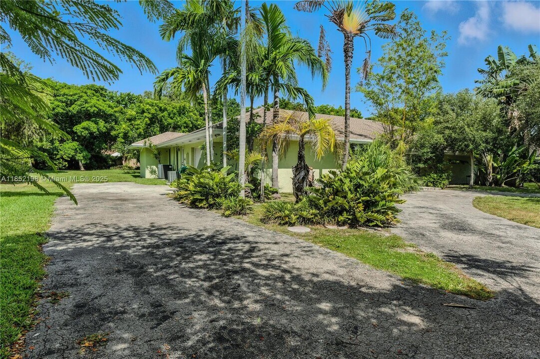 17900 SW 77th Ave in Palmetto Bay, FL - Building Photo