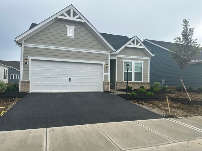 1242 Fairstone Dr in Lewis Center, OH - Building Photo - Building Photo