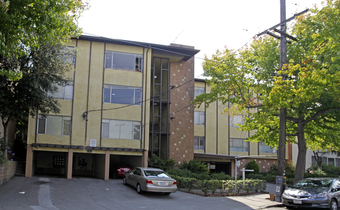 Lee Crest Apartments in Oakland, CA - Building Photo