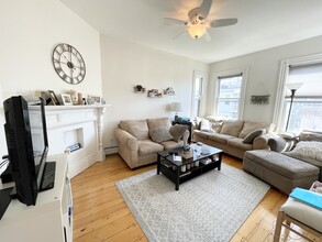 145 L St, Unit 3 in Boston, MA - Foto de edificio - Building Photo