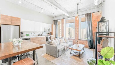 555 Evergreen St in Dallas, TX - Building Photo - Building Photo