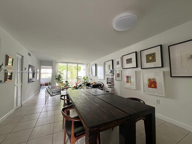 9756 NW 47th Terrace in Doral, FL - Foto de edificio - Building Photo