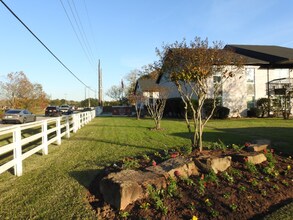 327 W Hufsmith Rd, Unit 205 in Tomball, TX - Foto de edificio - Building Photo