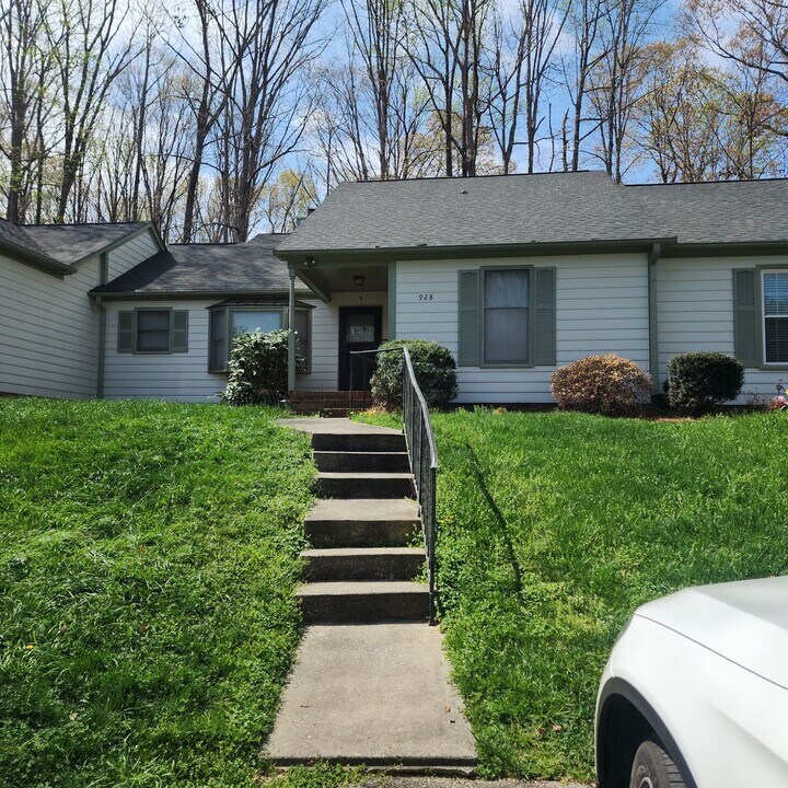 928 Chatfield Dr in Jamestown, NC - Building Photo