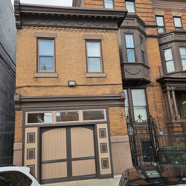 2342 S Broad St, Unit CarriageHouse