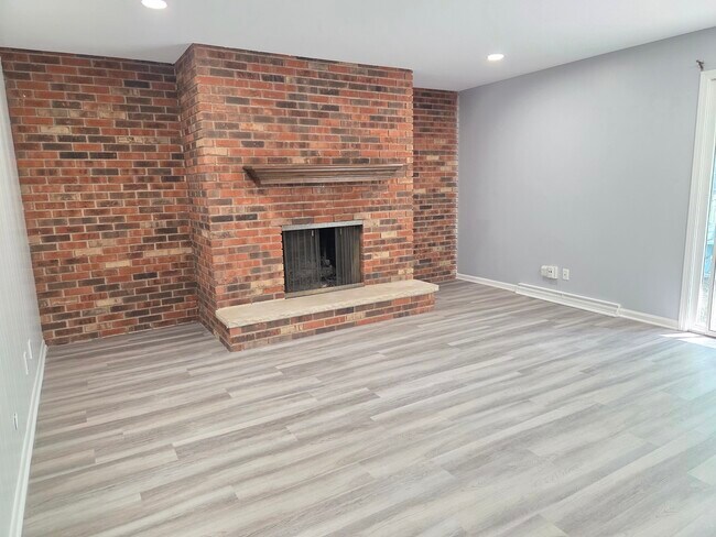 95 Pine Ct in Crystal Lake, IL - Building Photo - Building Photo