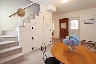 42 Lee Ave in Newport, RI - Building Photo