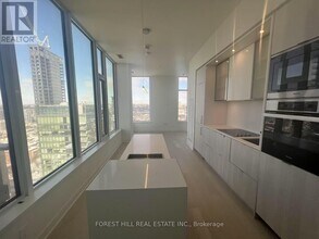 11 Yorkville Ave in Toronto, ON - Building Photo - Building Photo