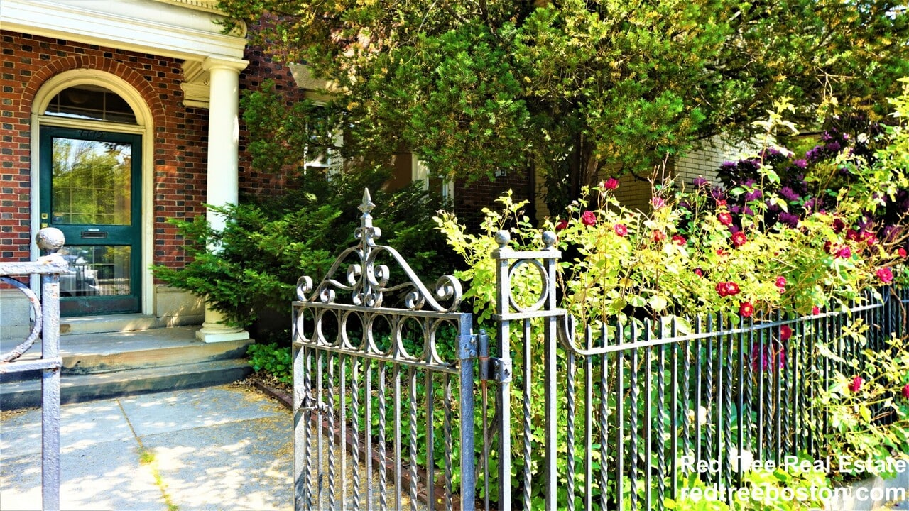 1712 Beacon St, Unit 1 in Brookline, MA - Building Photo