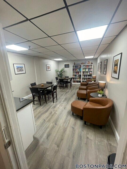 4380 N Main St in Fall River, MA - Building Photo