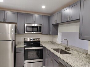 8830 Royal Palm Blvd in Coral Springs, FL - Foto de edificio - Building Photo