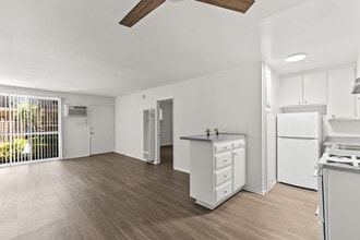 Casa Verde Apartments in Encino, CA - Foto de edificio - Building Photo
