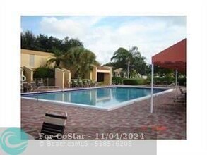 7010 NW 186th St in Hialeah, FL - Building Photo - Building Photo