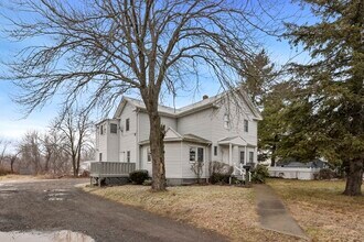 106 Vine St, Unit #1 in Saugus, MA - Foto de edificio - Building Photo